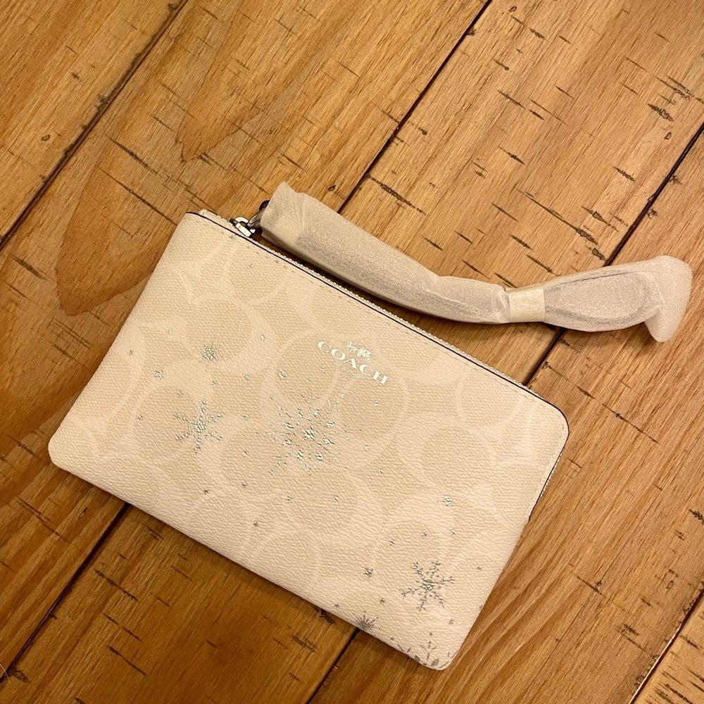 Coach Wristlet NWT cream/snowflake